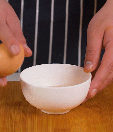 起鍋熱油,蛋液煎成雞蛋碎。金字淡咸肉切成絲。