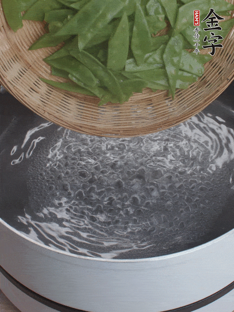 甜豆莢撕掉老筋,斜切兩半,焯水1分鐘。