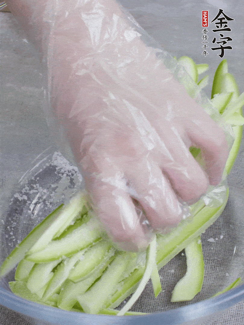 加鹽腌制15分鐘，清洗后擠干水份。