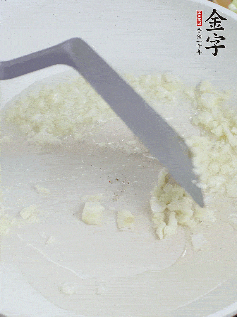 冷鍋熱油，下大蒜煎至兩面微黃。