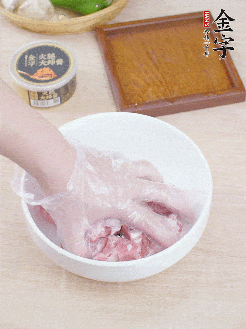 豬小排,加1勺料酒、1勺蠔油、1/3勺白胡椒粉、淀粉,抓拌均勻腌漬30分鐘。青椒去蒂去籽切塊。洋蔥去皮切塊。