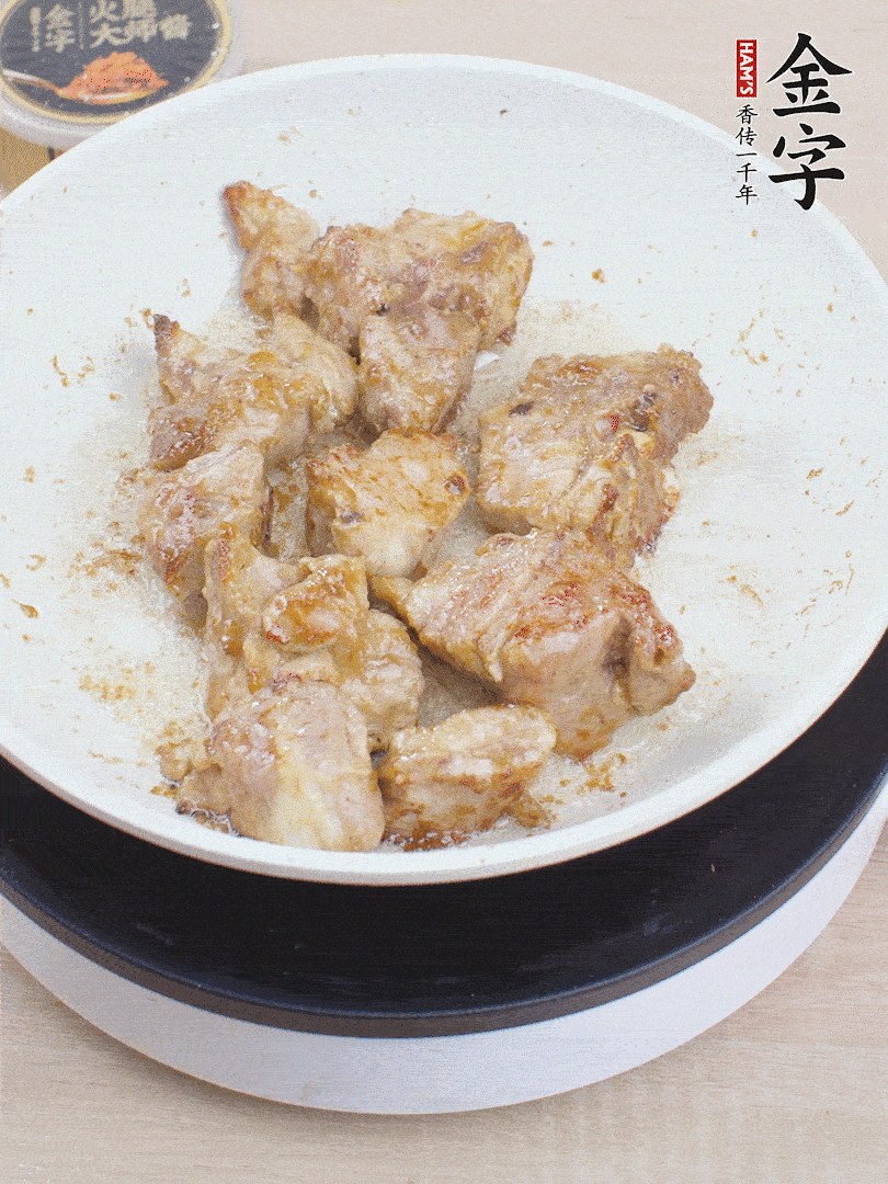 油4成熱,下小排煎炒至邊緣微微發(fā)焦。