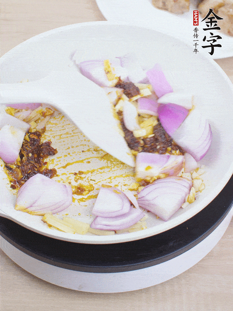 另起一鍋,姜、蒜末、1勺金字火腿大師醬、洋蔥塊炒香。