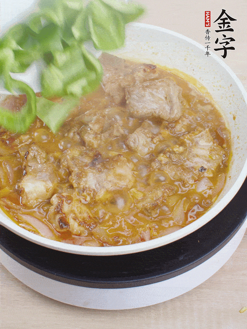 下青椒,翻炒炒至湯汁收干。