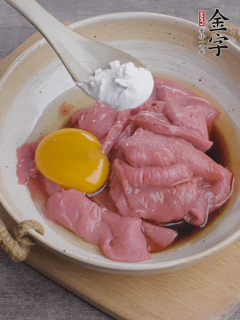 牛肉切片,雞蛋1個、水2勺、料酒1/2勺、生抽1/2勺、生粉1勺腌15分鐘。