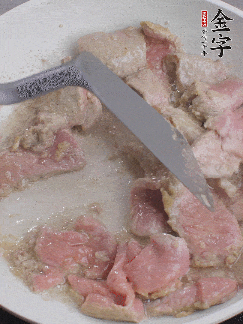 鍋中少油,下牛肉炒至變色。(盛出來)