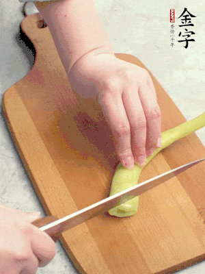 蔥切段，姜切絲，辣椒斜切成塊。