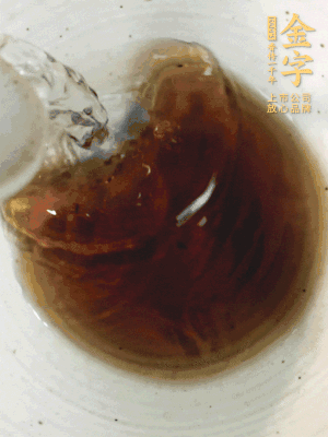 黃酒中加清水、蒸魚豉油、白砂糖混合均勻。