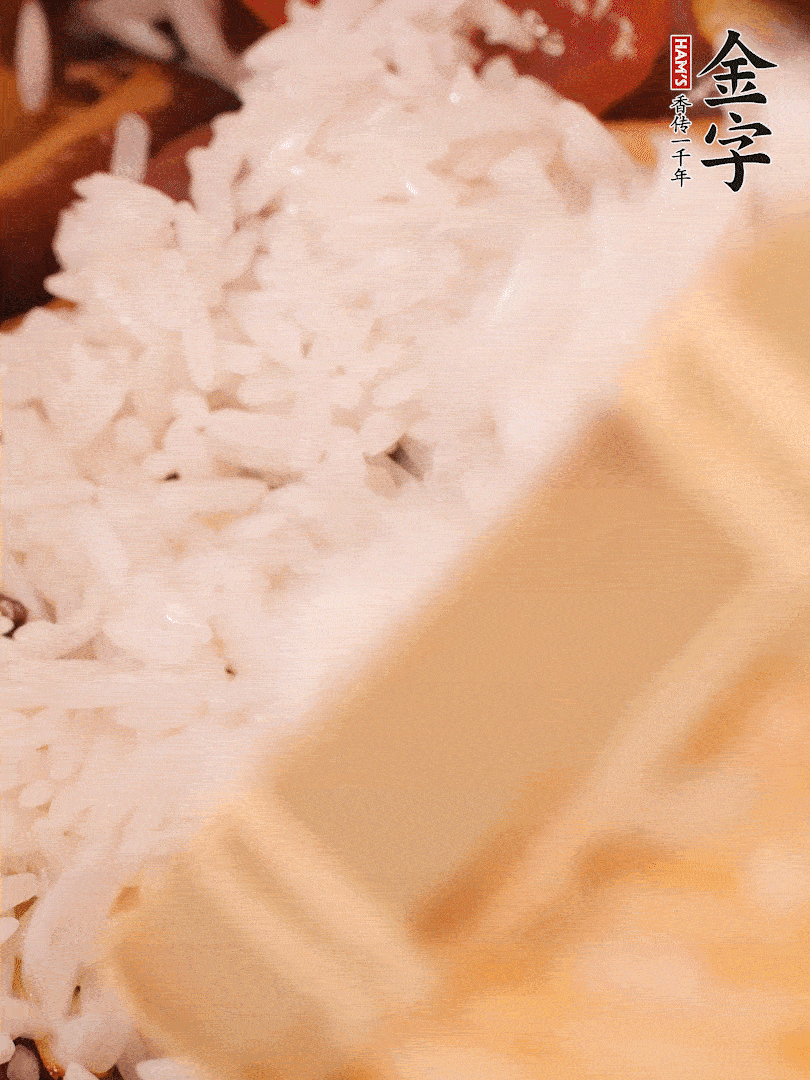 接著倒入提前浸泡的大米，加生抽、食鹽、白胡椒粉，一起翻炒均勻。