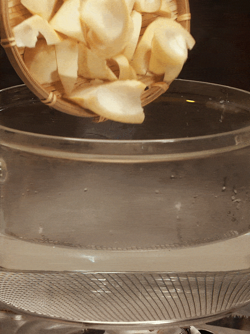 春筍切塊,焯水去除澀味