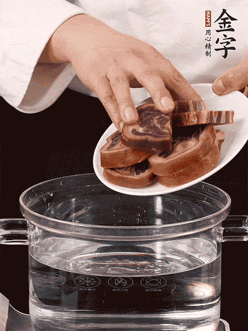 準備食材。做金銀蹄有2個關鍵點:食材上火腿當然得選足年發酵的金字火腿,新鮮豬爪最好選前腳、大小適宜的。