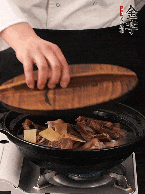 大火煮到沸騰后,轉中小火慢燉1個半小時。