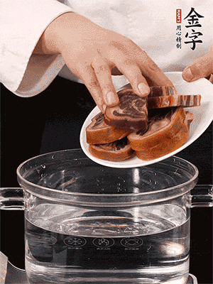 一包200g的金字火腿蹄片恰好搭配一個新鮮豬爪(豬腳)。都先加蔥姜、料酒焯水一遍,把血水清除后燉出來才能更清澈不油膩。