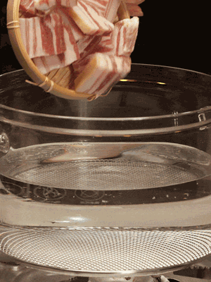 排骨、咸肉,一起下入鍋中,加入蔥,姜,料酒,倒入清水焯水清洗干凈