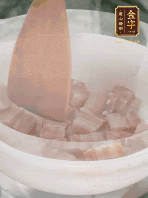 砂鍋內(nèi)咸肉微微煸出香味，再倒入開(kāi)水。放排骨滾開(kāi)后轉(zhuǎn)中小火篤30分鐘。（水盡量一次加足，以免中途加水沖淡鮮味。這一步是湯底濃白的關(guān)鍵）